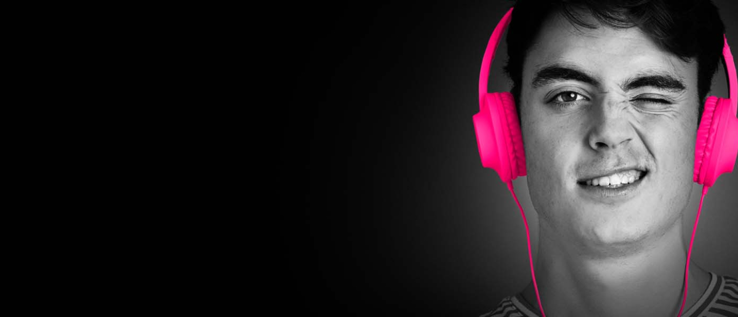 Svartvit bild på en ung person med hörlurar markerade med rosa.