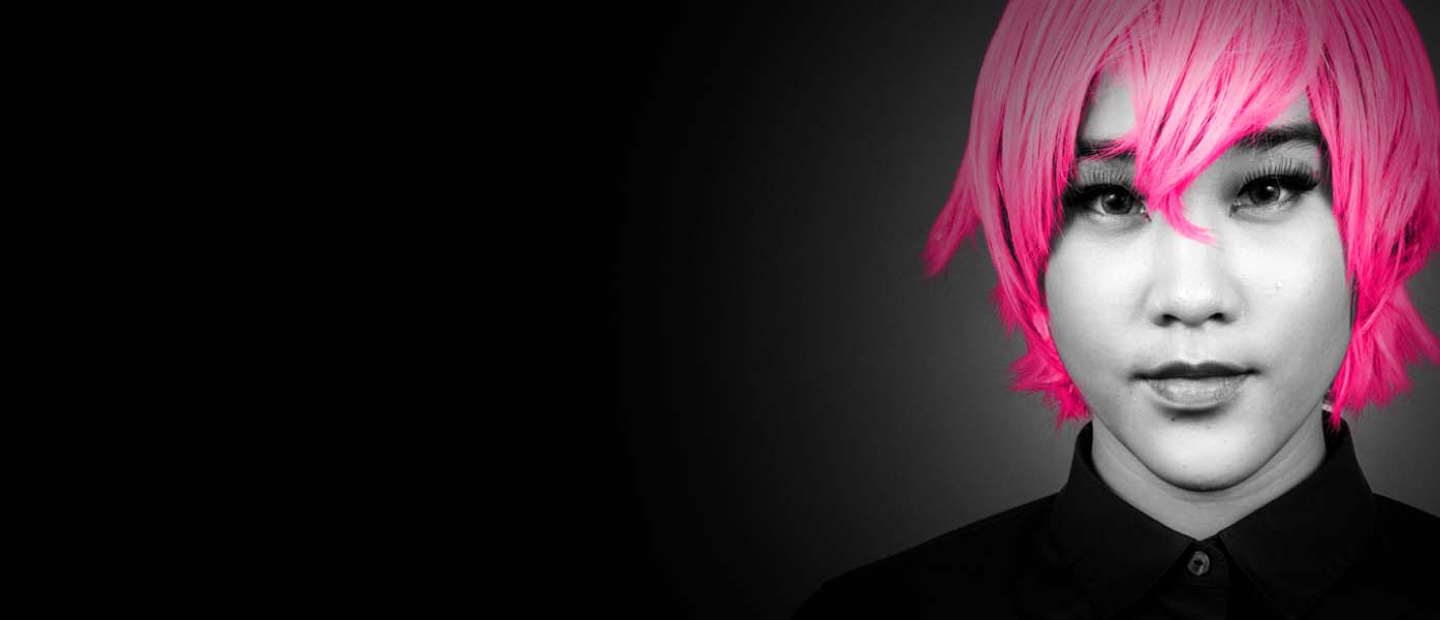 Svartvit bild på en ung person med rosamarkerat hår.